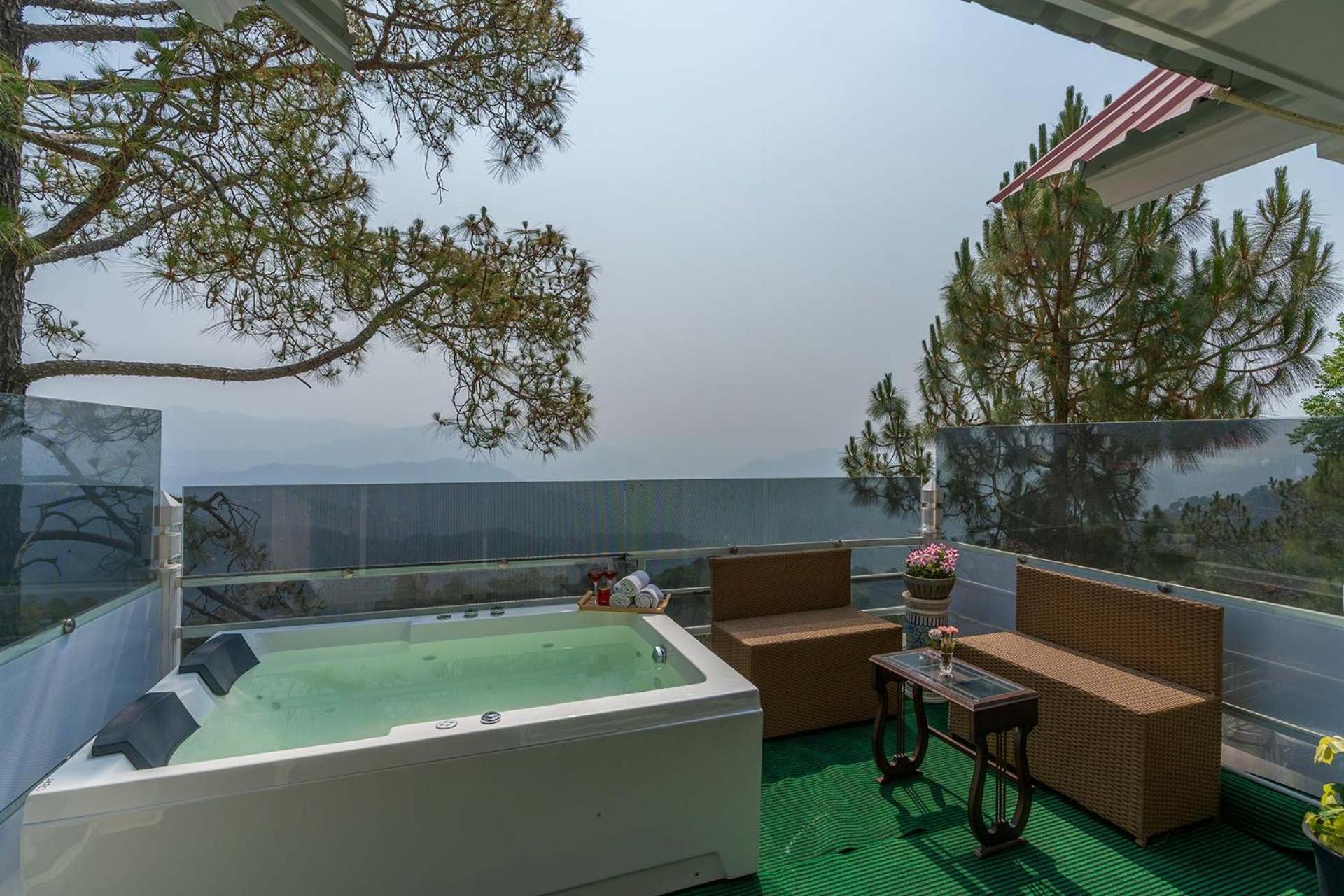 Stayvista At Bellevue With Outdoor Jacuzzi Kasauli Exterior photo